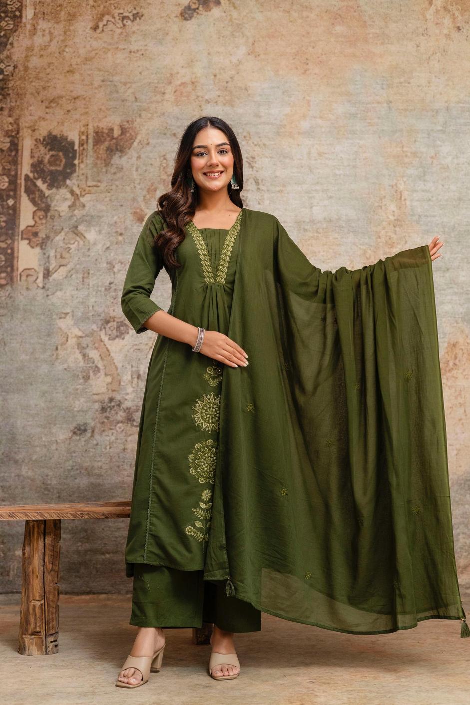 Featuring beautiful Heavy Set which is beautifully decorated All over Handwork🪡on suit and digital print. (SWDH03)