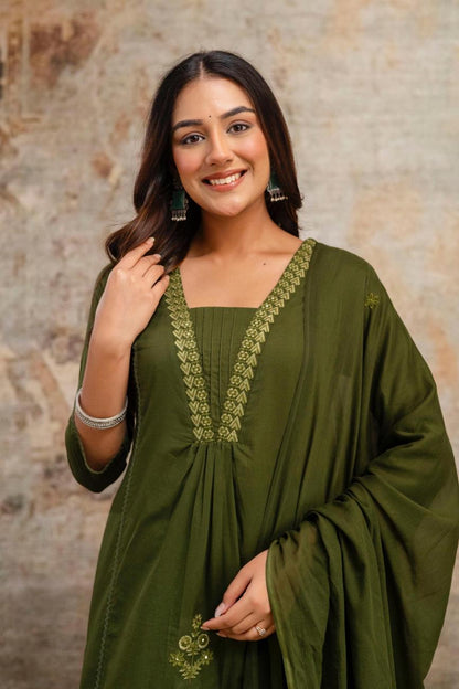 Featuring beautiful Heavy Set which is beautifully decorated All over Handwork🪡on suit and digital print. (SWDH03)