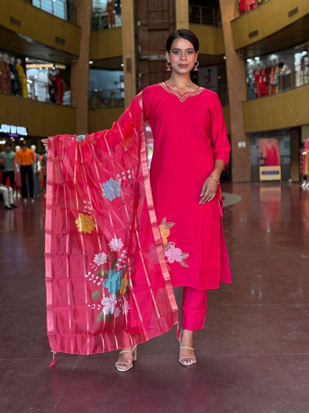 Featuring beautiful Heavy Set which is beautifully decorated All over Handwork🪡on suit and digital print. (SWDH04)