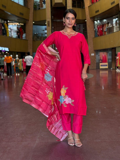 Featuring beautiful Heavy Set which is beautifully decorated All over Handwork🪡on suit and digital print. (SWDH04)