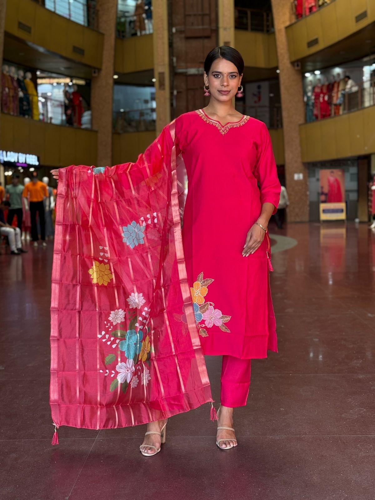 Featuring beautiful Heavy Set which is beautifully decorated All over Handwork🪡on suit and digital print. (SWDH04)