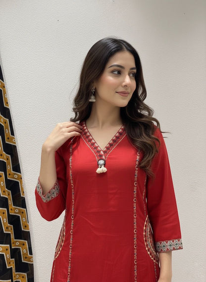 Featuring beautiful Heavy Set which is beautifully decorated All over Handwork🪡on suit Roamn Silk  (SWDH05)