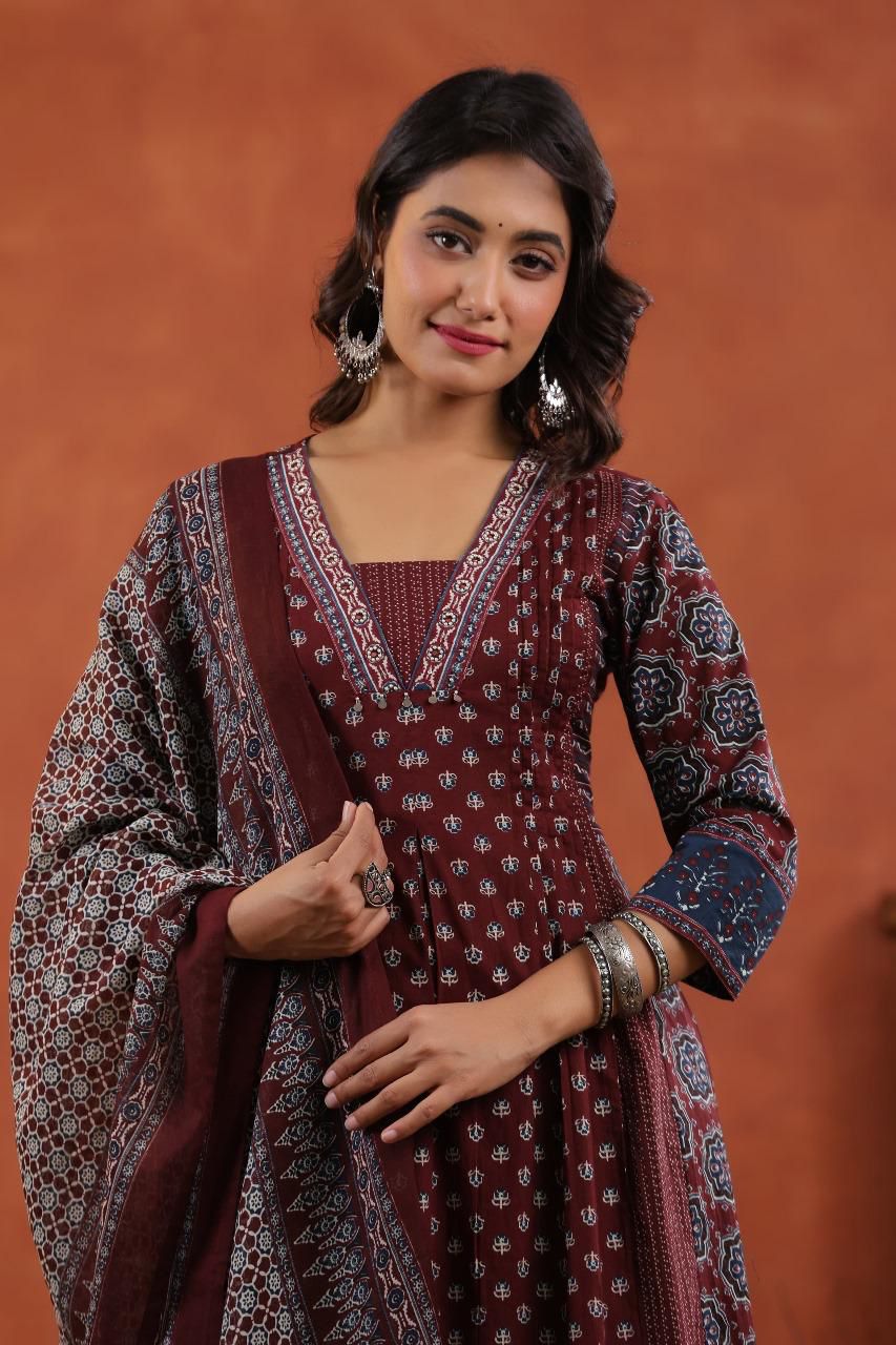 New stylish and affordable beautiful look straight set with beautiful print and fabric pure Cotton💃💃 (SWSK06)