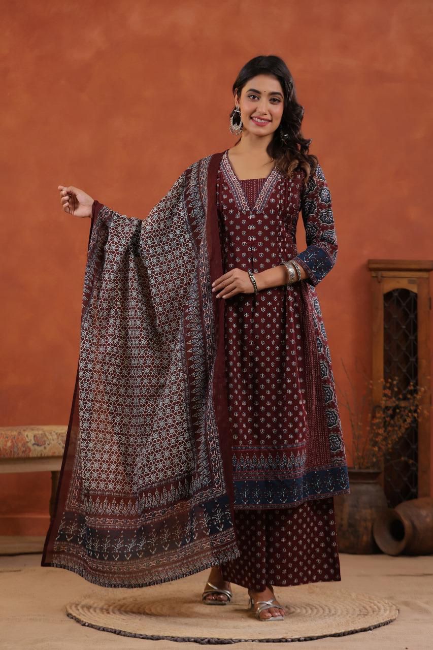 New stylish and affordable beautiful look straight set with beautiful print and fabric pure Cotton💃💃 (SWSK06)