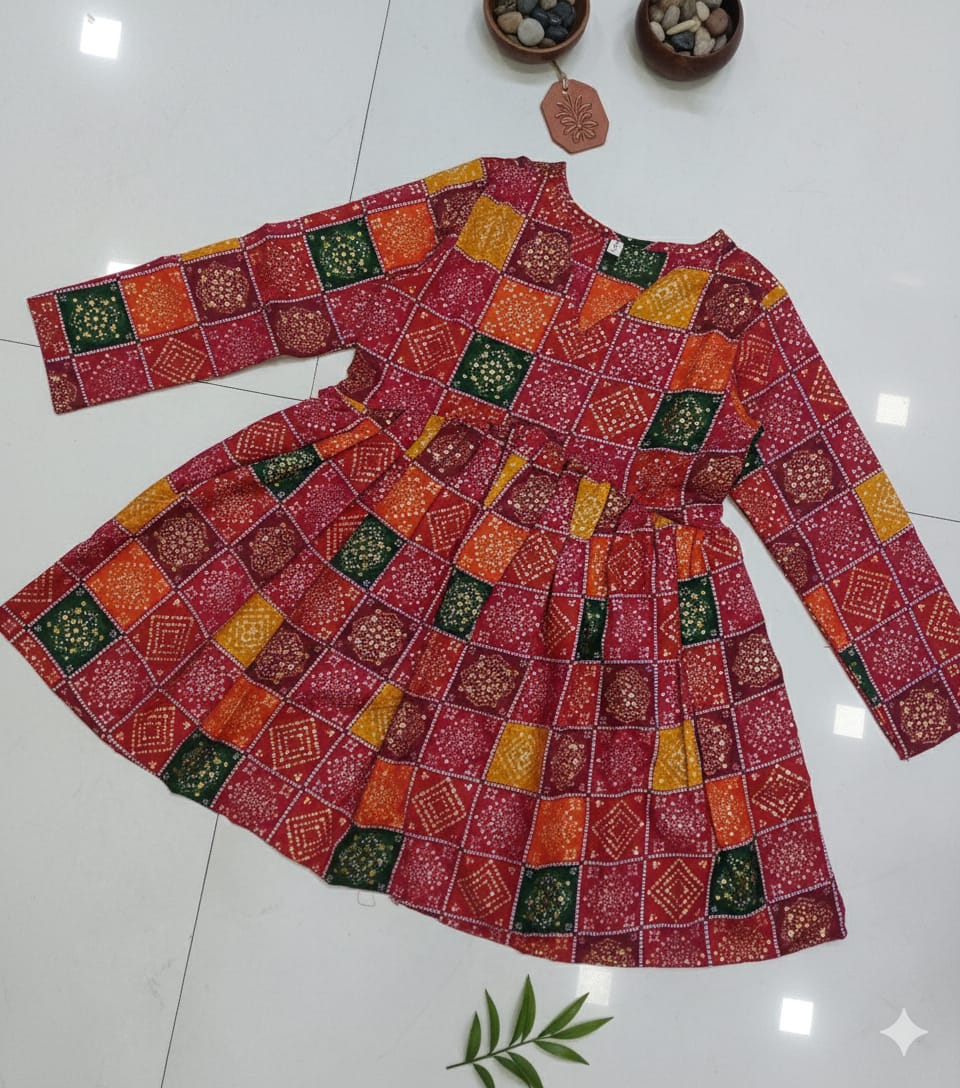 Featuring beautiful Heavy Suit Set which is beautifully decorated foil🌼 Work🪡. (RRD01)