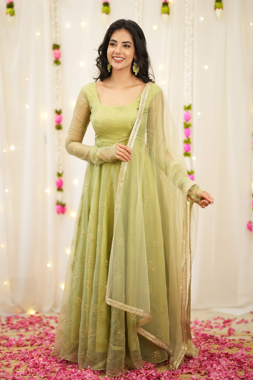 Featuring beautiful Heavy Suit Set which is beautifully decorated Semi Beats 🌼 Work. (RRD02)