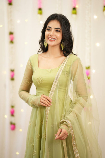 Featuring beautiful Heavy Suit Set which is beautifully decorated Semi Beats 🌼 Work. (RRD02)