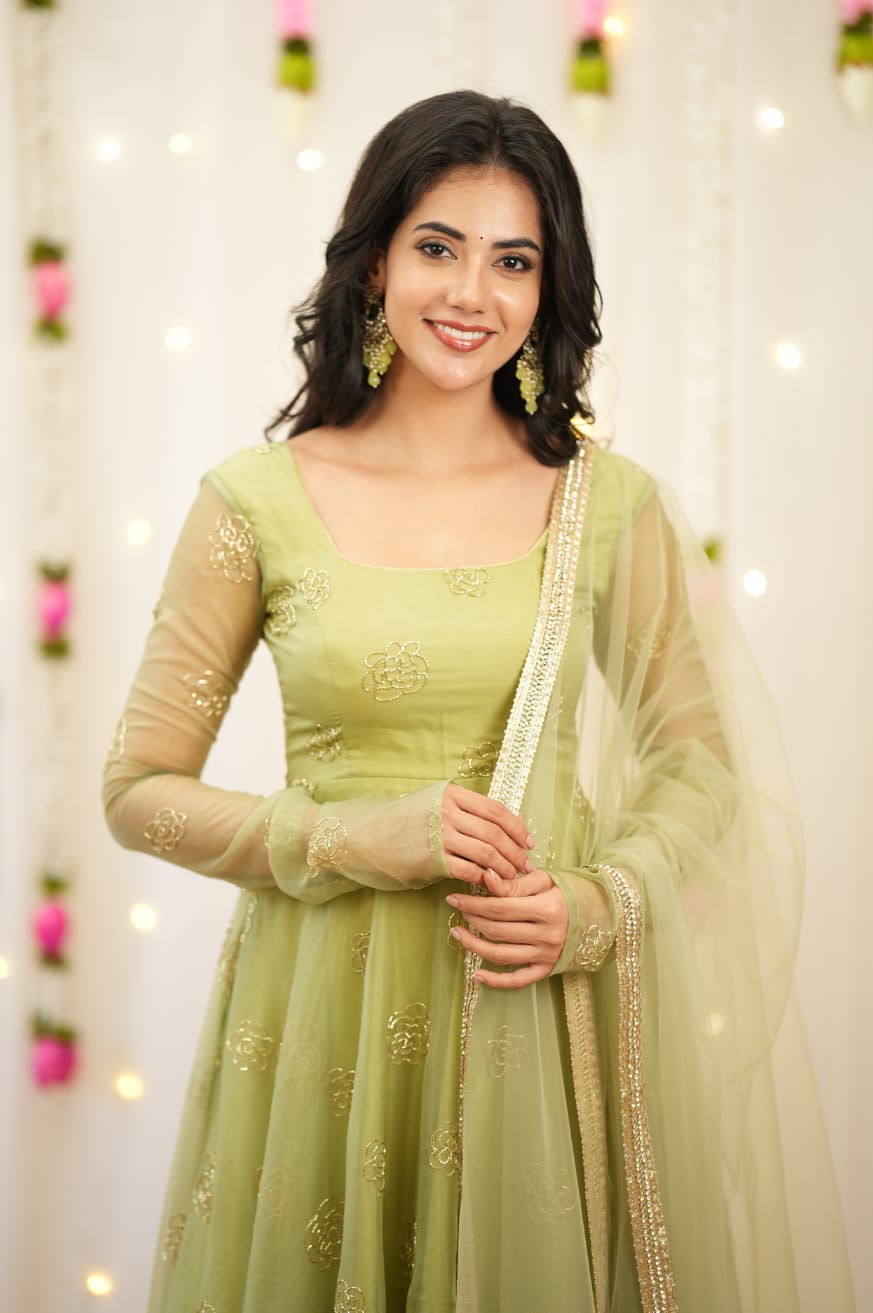 Featuring beautiful Heavy Suit Set which is beautifully decorated Semi Beats 🌼 Work. (RRD02)