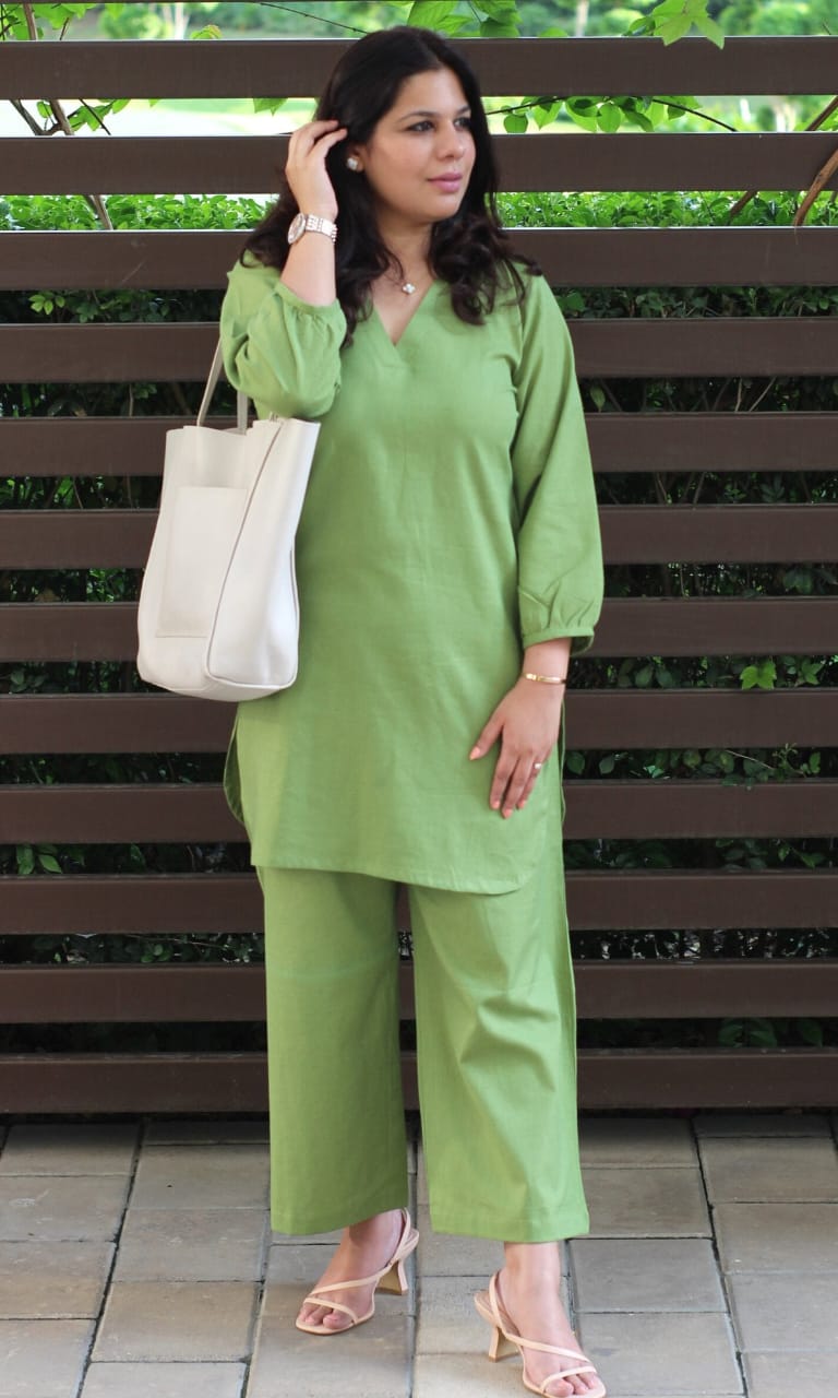 Upgrade your office wear wardrobe with this classy yet chic monochrome pant-set for all day comfort and trendy look🌸🌸 (SWSK12)