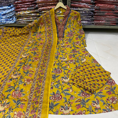 New stylish and affordable beautiful look straight alia cut set with beautiful print and fabric pure Cotton💃💃 (SWSK20)