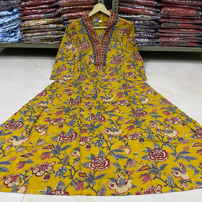 New stylish and affordable beautiful look straight alia cut set with beautiful print and fabric pure Cotton💃💃 (SWSK20)