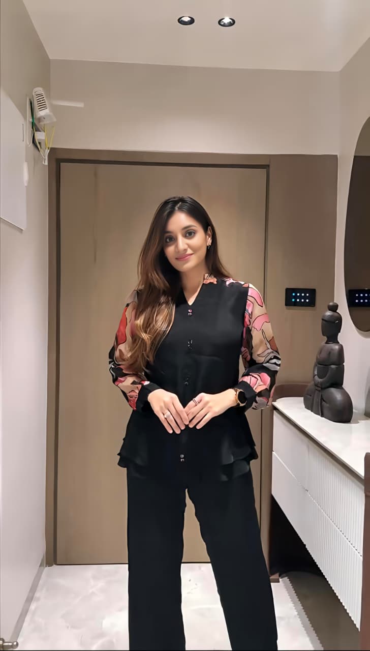 New to our smart premium woven cotton co-ord set with Beautiful Fox Georgette sleeves that's perfect for work to vacation (RD34)