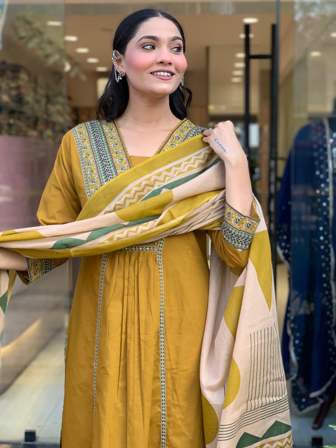 Look straight out of a dreamy movie set as  you turn around and walk in this elegant flaired suit ! The perfect of traditional wear (SWSK35)