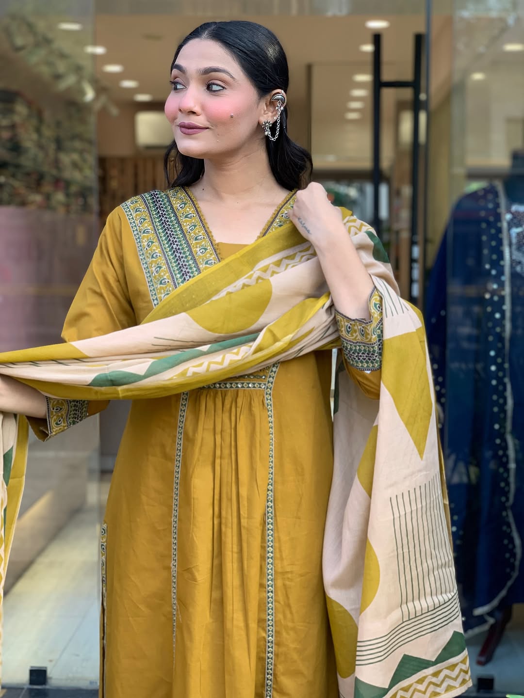 Look straight out of a dreamy movie set as  you turn around and walk in this elegant flaired suit ! The perfect of traditional wear (SWSK35)