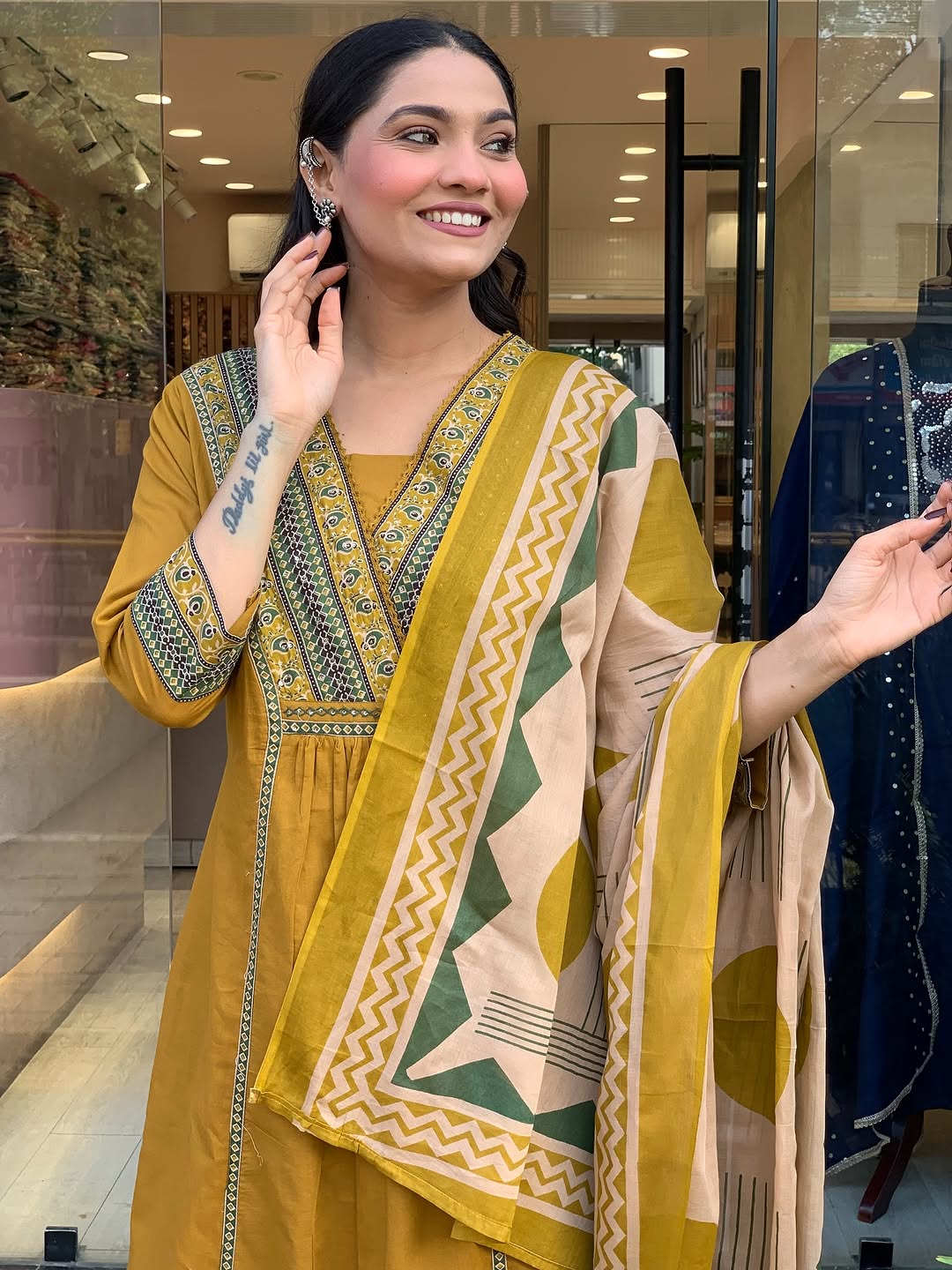 Look straight out of a dreamy movie set as  you turn around and walk in this elegant flaired suit ! The perfect of traditional wear (SWSK35)