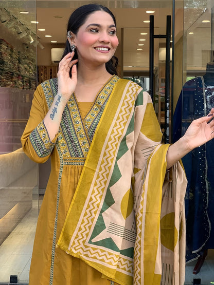 Look straight out of a dreamy movie set as  you turn around and walk in this elegant flaired suit ! The perfect of traditional wear (SWSK35)