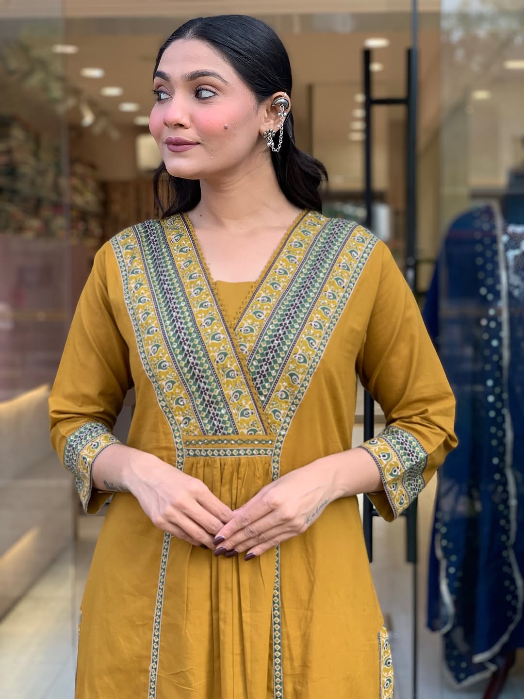 Look straight out of a dreamy movie set as  you turn around and walk in this elegant flaired suit ! The perfect of traditional wear (SWSK35)