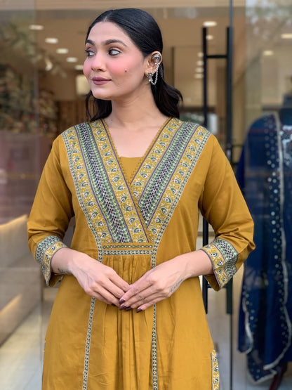 Look straight out of a dreamy movie set as  you turn around and walk in this elegant flaired suit ! The perfect of traditional wear (SWSK35)