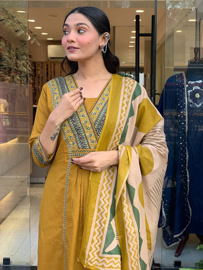 Look straight out of a dreamy movie set as  you turn around and walk in this elegant flaired suit ! The perfect of traditional wear (SWSK35)