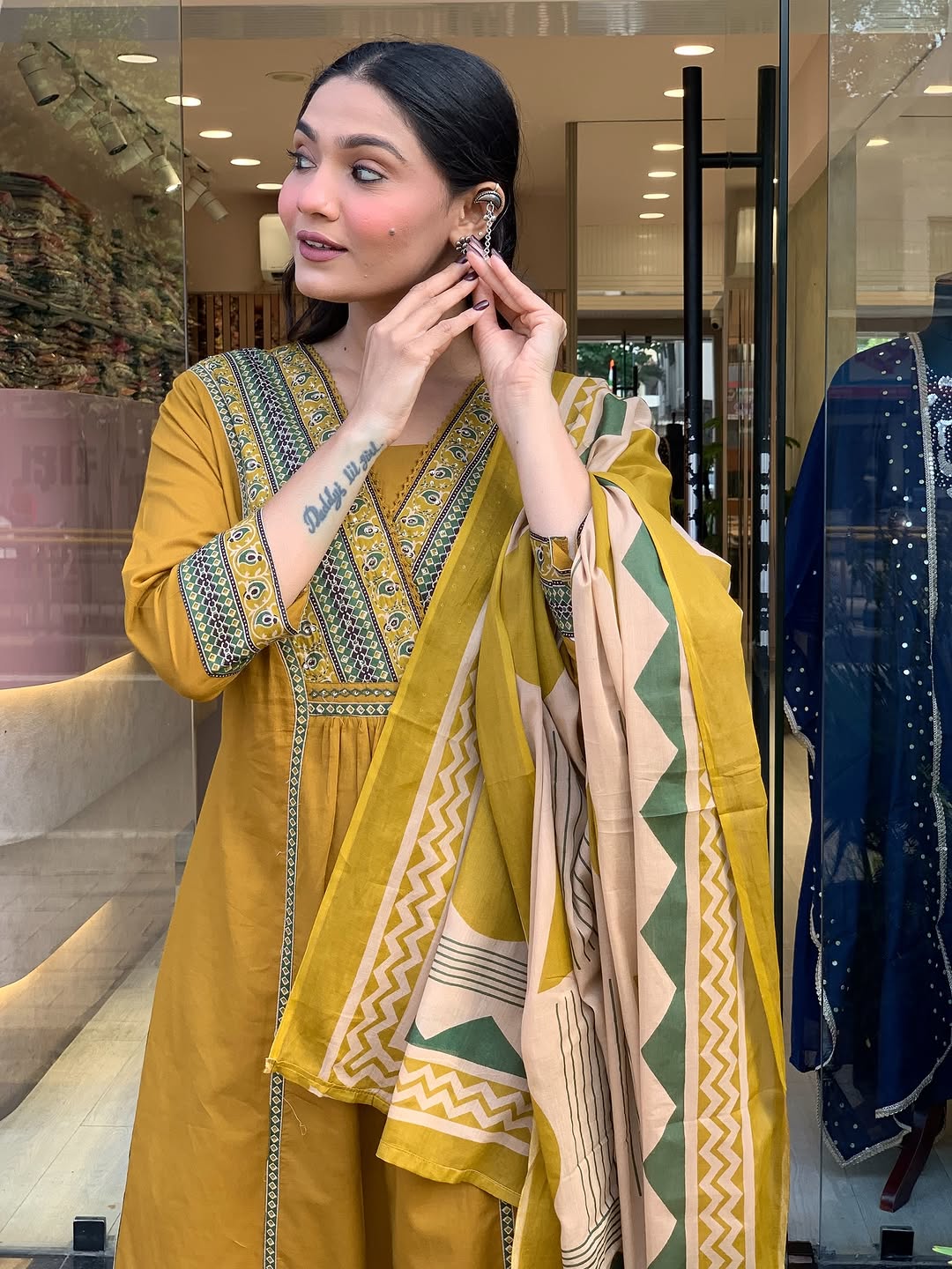 Look straight out of a dreamy movie set as  you turn around and walk in this elegant flaired suit ! The perfect of traditional wear (SWSK35)