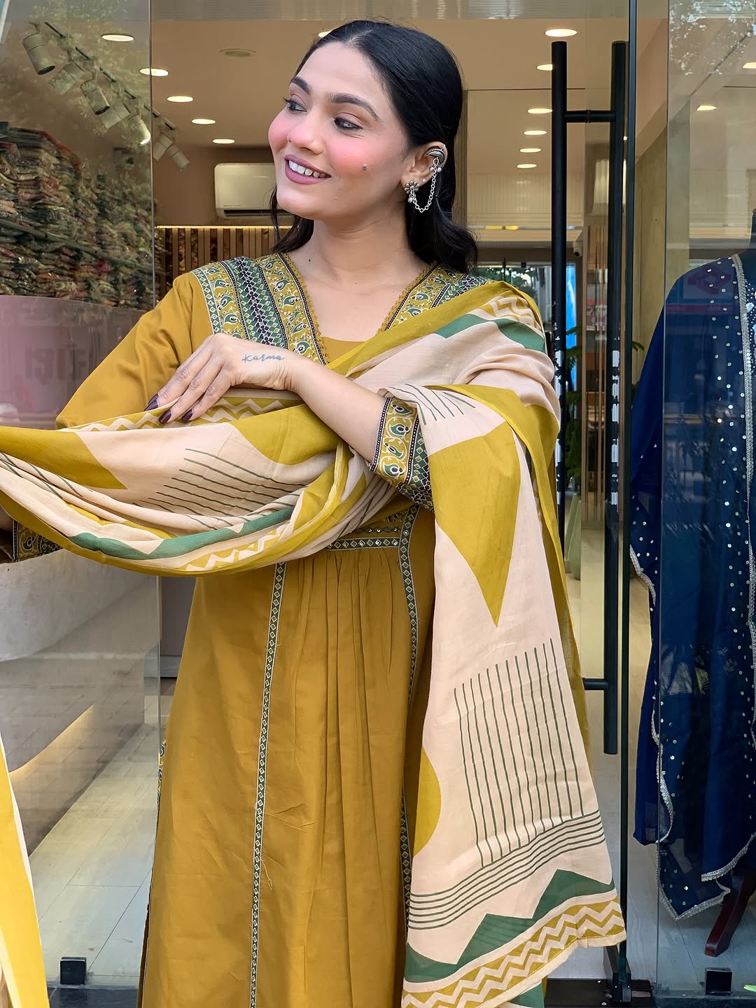 Look straight out of a dreamy movie set as  you turn around and walk in this elegant flaired suit ! The perfect of traditional wear (SWSK35)