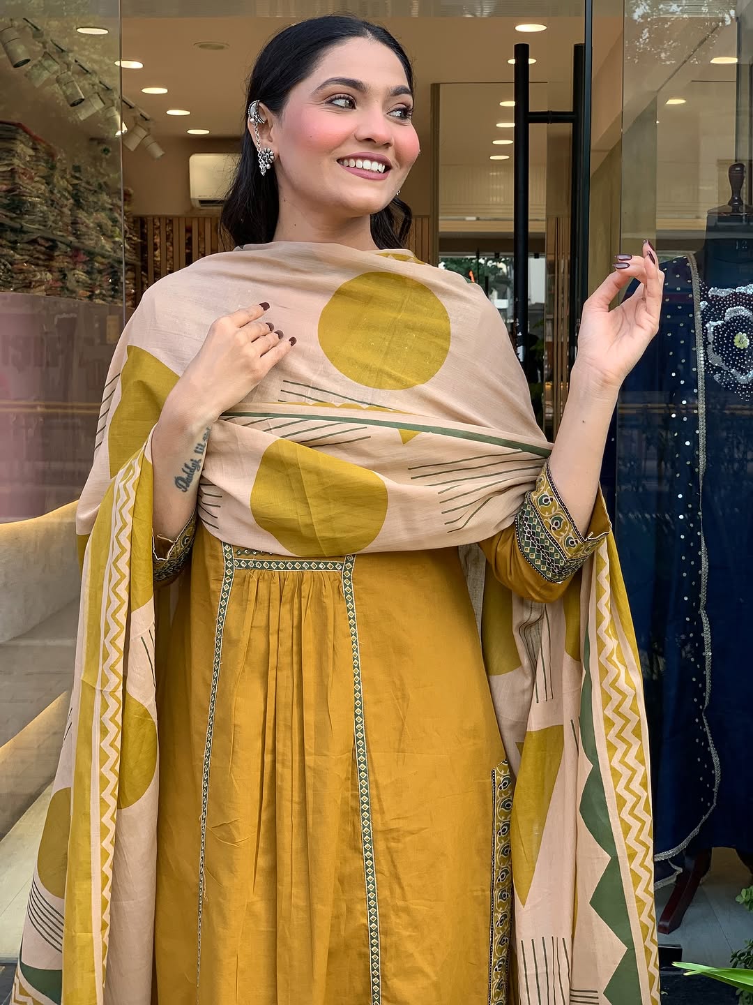 Look straight out of a dreamy movie set as  you turn around and walk in this elegant flaired suit ! The perfect of traditional wear (SWSK35)