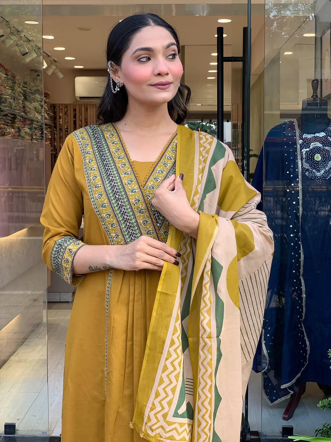 Look straight out of a dreamy movie set as  you turn around and walk in this elegant flaired suit ! The perfect of traditional wear (SWSK35)