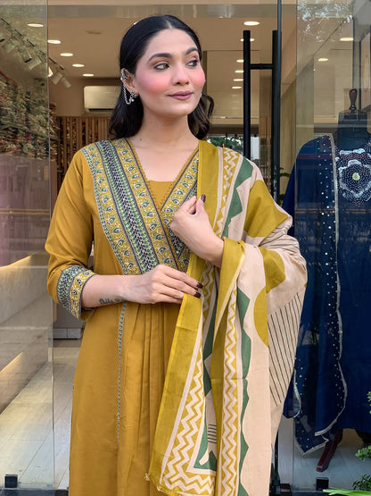 Look straight out of a dreamy movie set as  you turn around and walk in this elegant flaired suit ! The perfect of traditional wear (SWSK35)