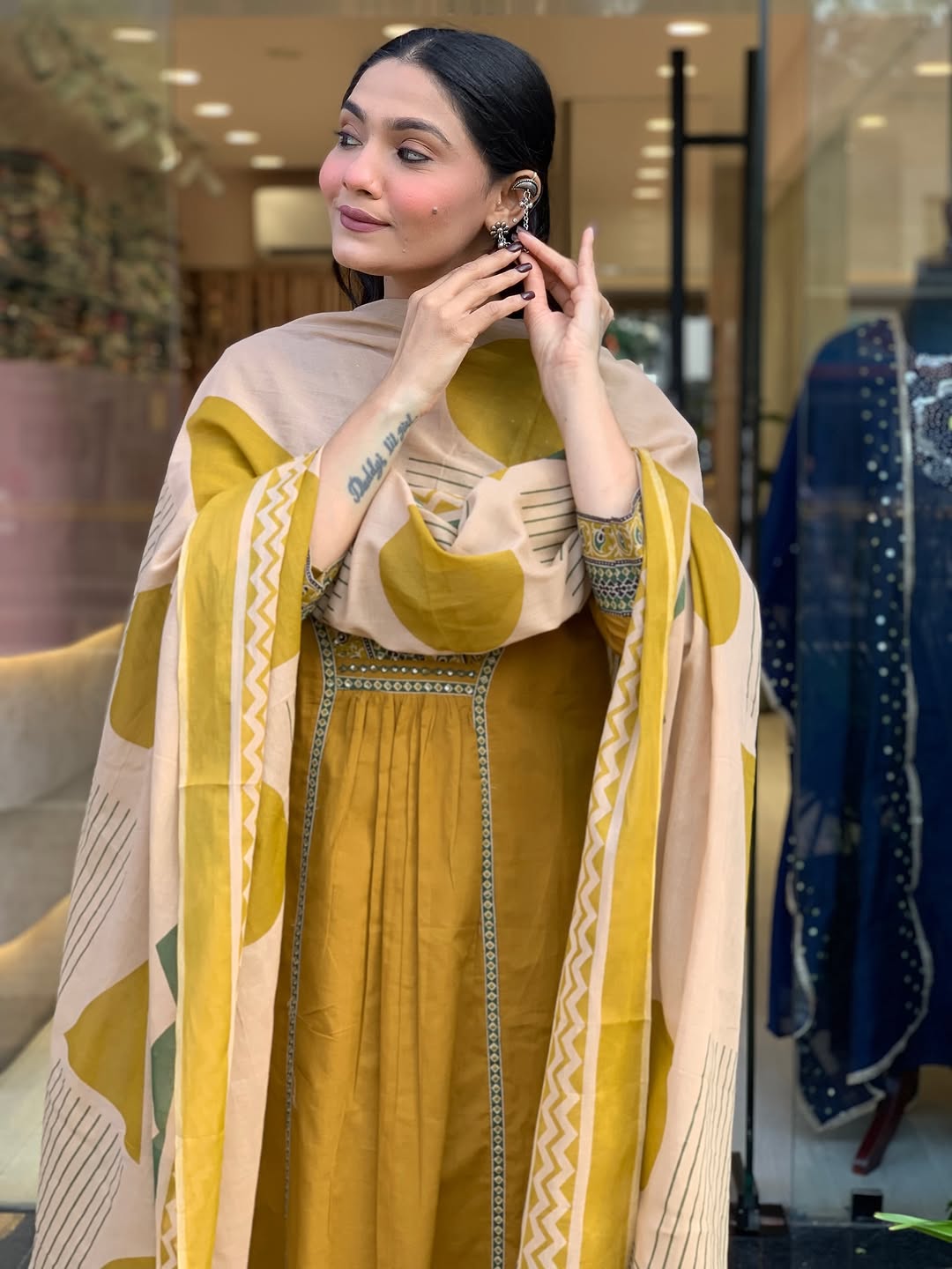 Look straight out of a dreamy movie set as  you turn around and walk in this elegant flaired suit ! The perfect of traditional wear (SWSK35)