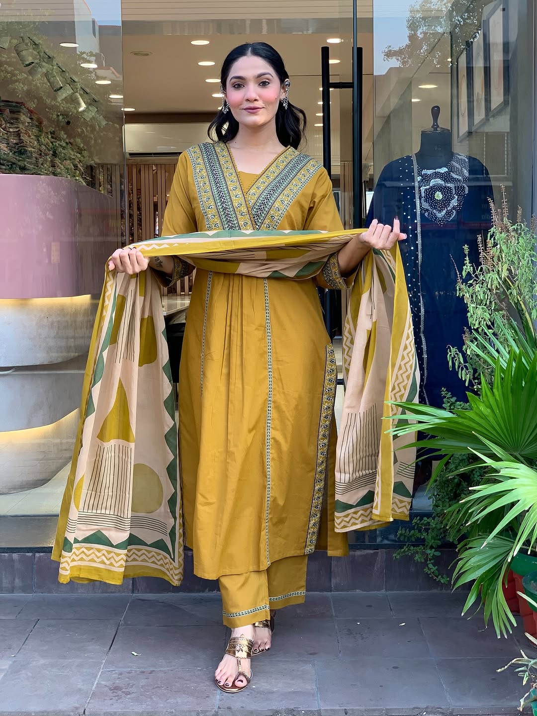 Look straight out of a dreamy movie set as  you turn around and walk in this elegant flaired suit ! The perfect of traditional wear (SWSK35)