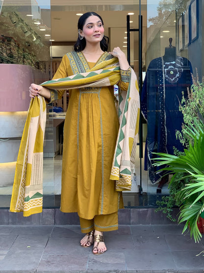 Look straight out of a dreamy movie set as  you turn around and walk in this elegant flaired suit ! The perfect of traditional wear (SWSK35)