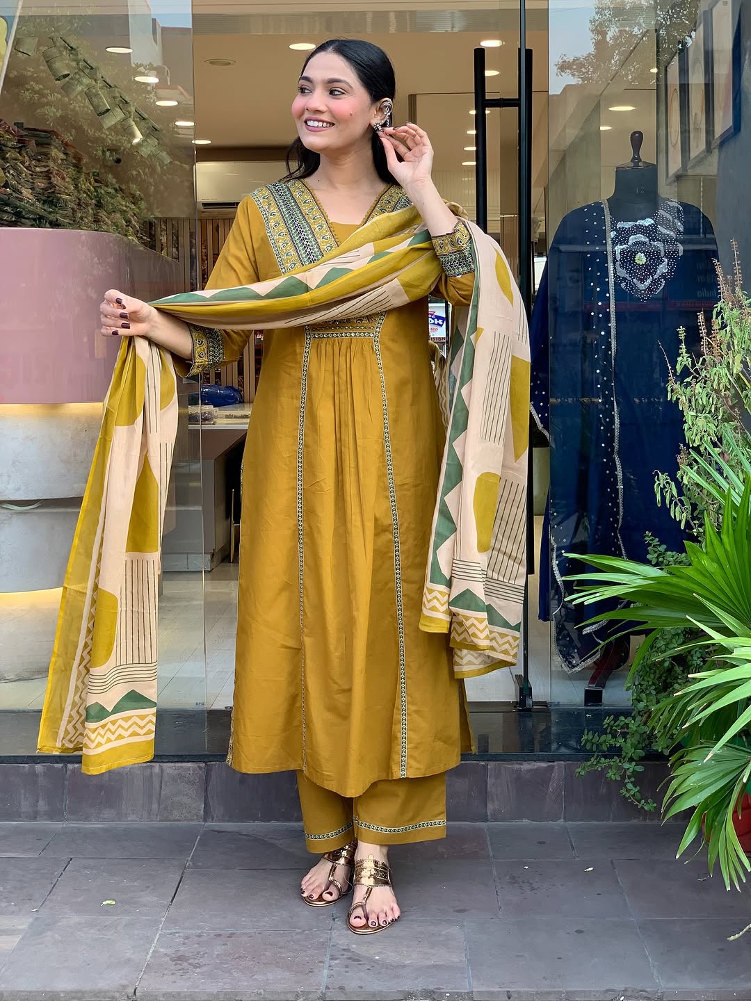 Look straight out of a dreamy movie set as  you turn around and walk in this elegant flaired suit ! The perfect of traditional wear (SWSK35)