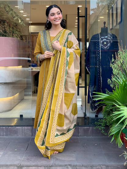 Look straight out of a dreamy movie set as  you turn around and walk in this elegant flaired suit ! The perfect of traditional wear (SWSK35)