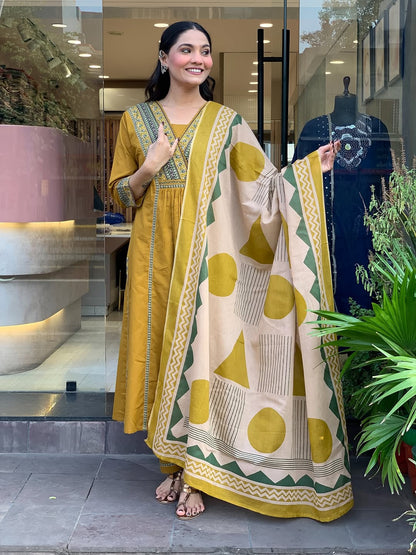 Look straight out of a dreamy movie set as  you turn around and walk in this elegant flaired suit ! The perfect of traditional wear (SWSK35)