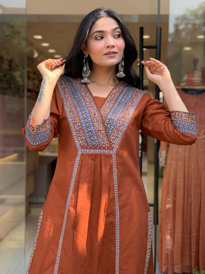 Look straight out of a dreamy movie set as  you turn around and walk in this elegant flaired suit ! The perfect of traditional wear (SWSK35)