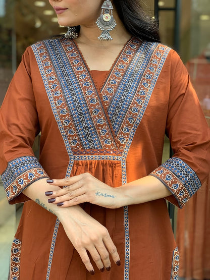 Look straight out of a dreamy movie set as  you turn around and walk in this elegant flaired suit ! The perfect of traditional wear (SWSK35)