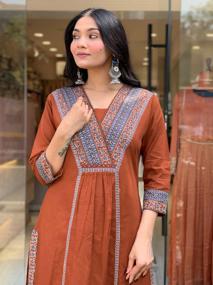 Look straight out of a dreamy movie set as  you turn around and walk in this elegant flaired suit ! The perfect of traditional wear (SWSK35)