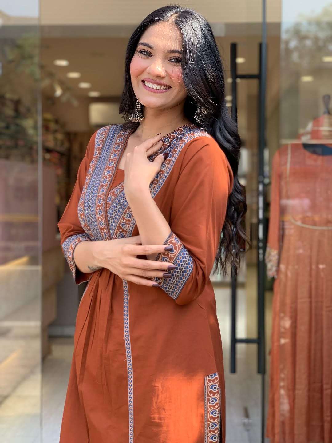 Look straight out of a dreamy movie set as  you turn around and walk in this elegant flaired suit ! The perfect of traditional wear (SWSK35)