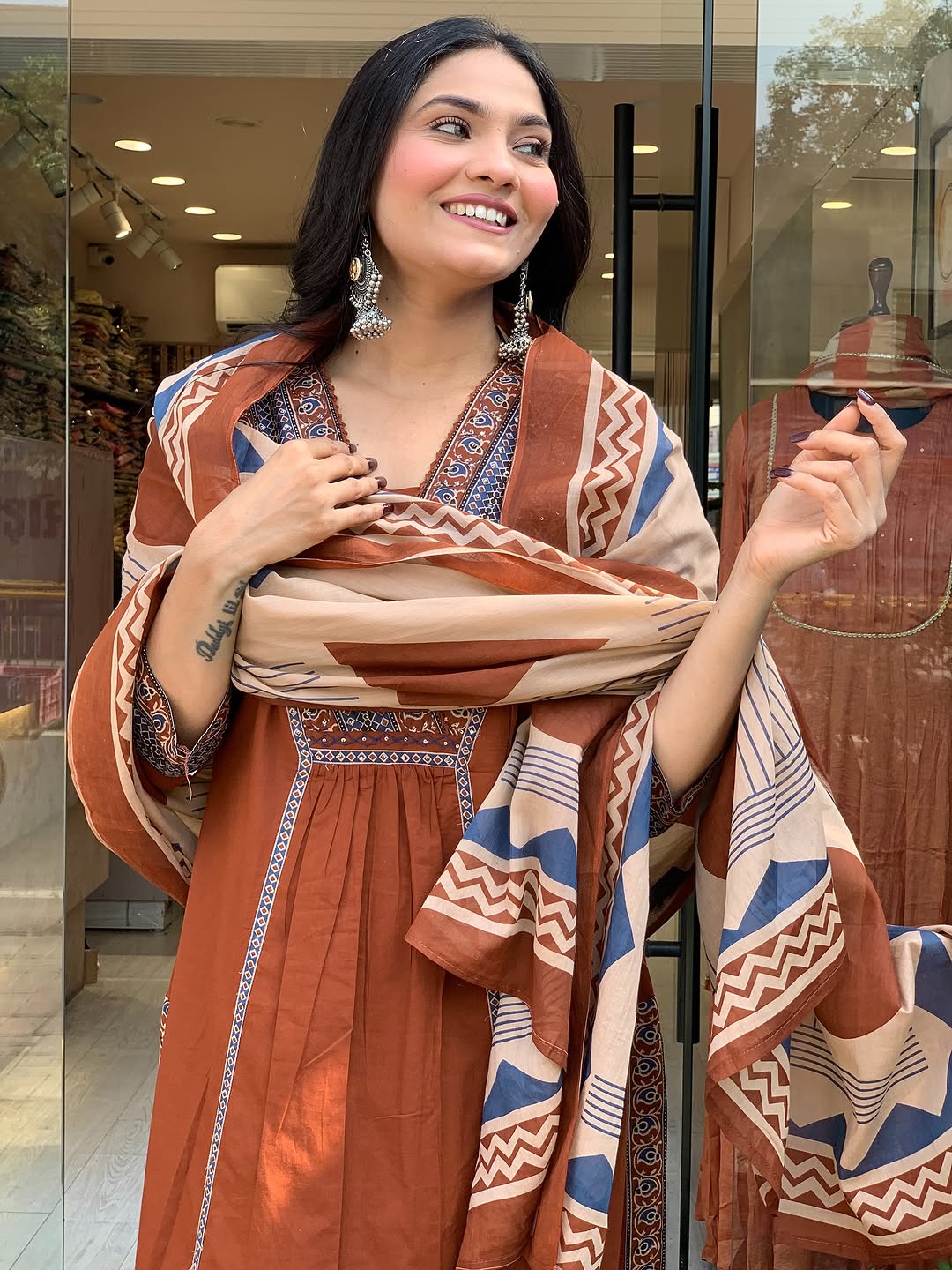 Look straight out of a dreamy movie set as  you turn around and walk in this elegant flaired suit ! The perfect of traditional wear (SWSK35)