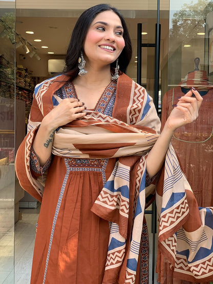 Look straight out of a dreamy movie set as  you turn around and walk in this elegant flaired suit ! The perfect of traditional wear (SWSK35)