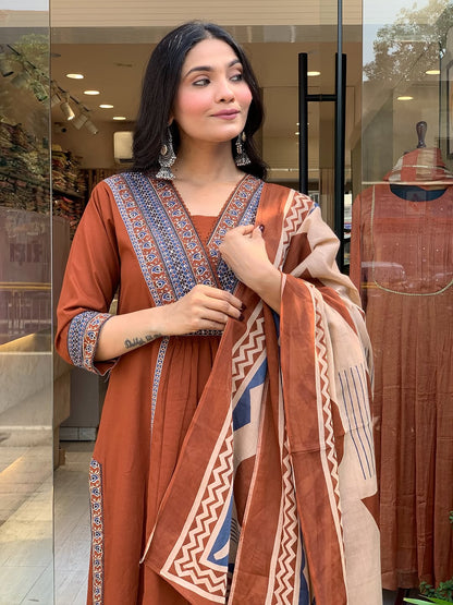 Look straight out of a dreamy movie set as  you turn around and walk in this elegant flaired suit ! The perfect of traditional wear (SWSK35)