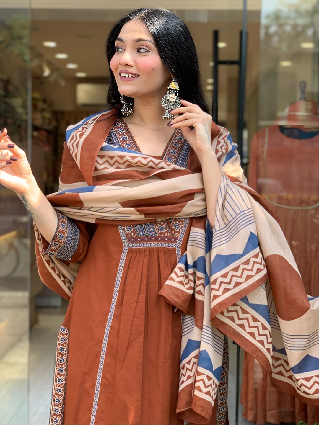 Look straight out of a dreamy movie set as  you turn around and walk in this elegant flaired suit ! The perfect of traditional wear (SWSK35)