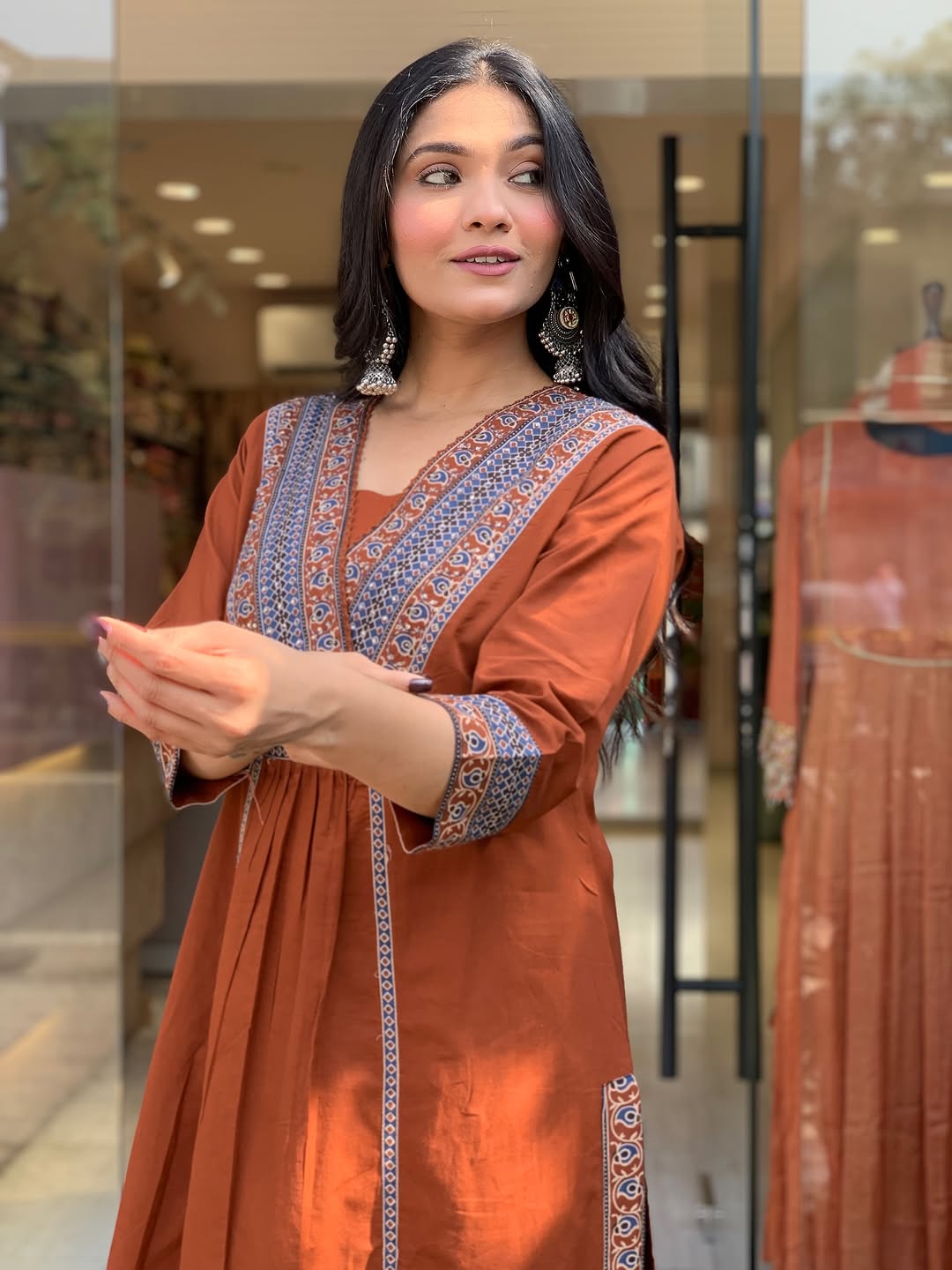 Look straight out of a dreamy movie set as  you turn around and walk in this elegant flaired suit ! The perfect of traditional wear (SWSK35)