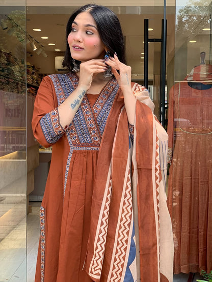 Look straight out of a dreamy movie set as  you turn around and walk in this elegant flaired suit ! The perfect of traditional wear (SWSK35)