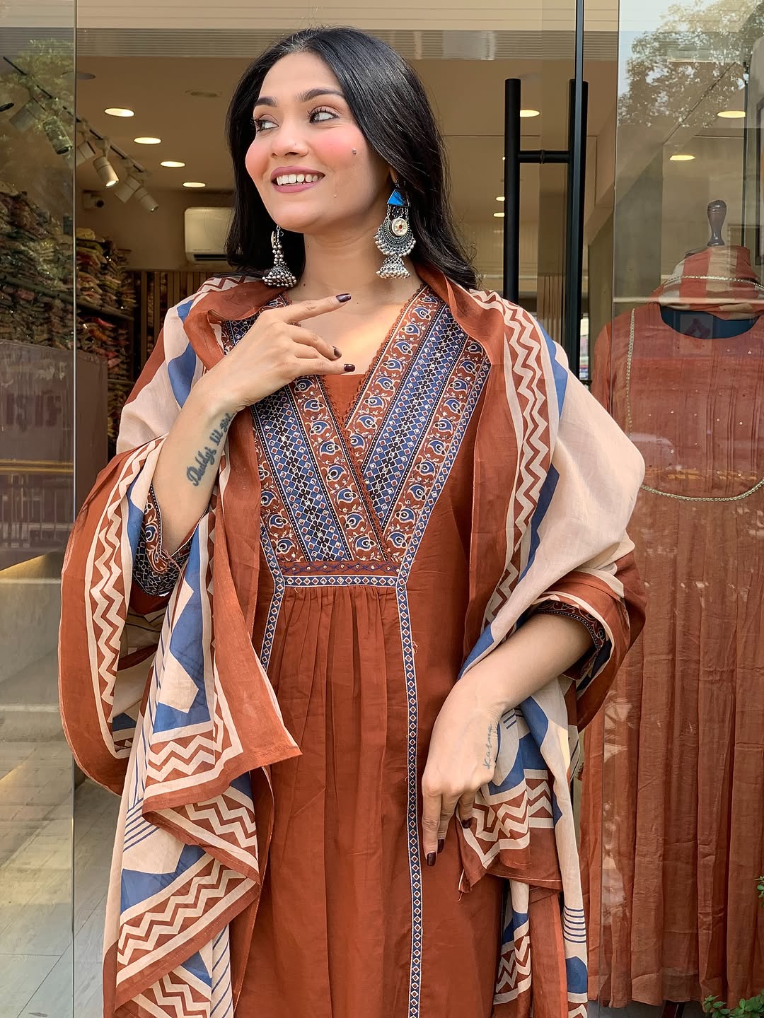 Look straight out of a dreamy movie set as  you turn around and walk in this elegant flaired suit ! The perfect of traditional wear (SWSK35)