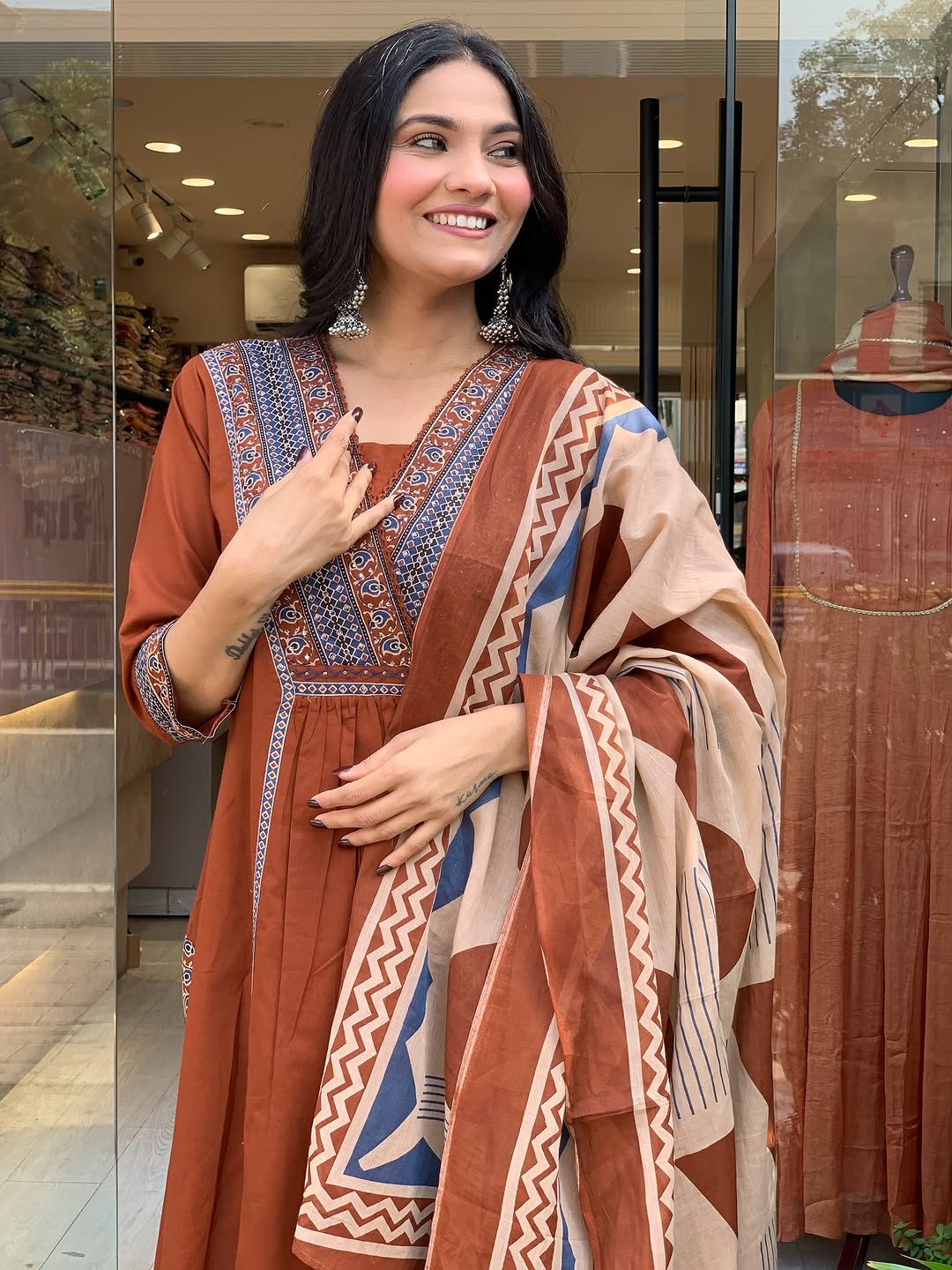 Look straight out of a dreamy movie set as  you turn around and walk in this elegant flaired suit ! The perfect of traditional wear (SWSK35)