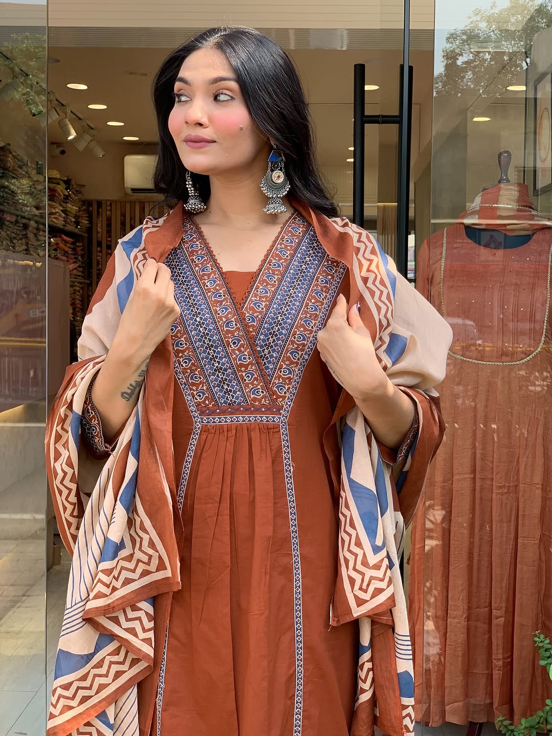 Look straight out of a dreamy movie set as  you turn around and walk in this elegant flaired suit ! The perfect of traditional wear (SWSK35)