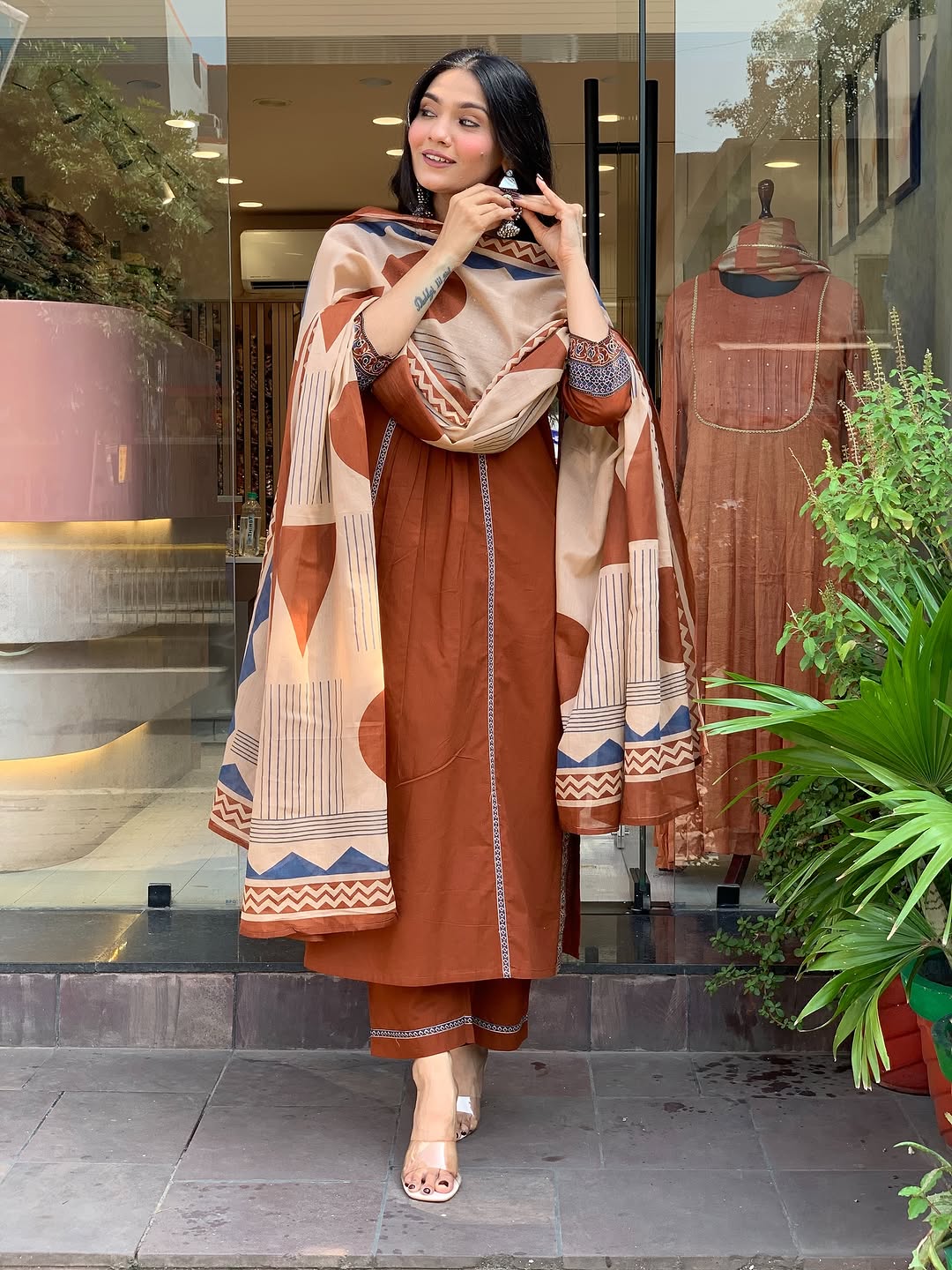 Look straight out of a dreamy movie set as  you turn around and walk in this elegant flaired suit ! The perfect of traditional wear (SWSK35)