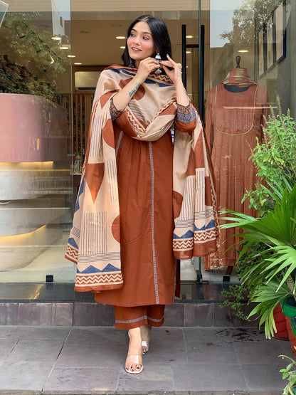 Look straight out of a dreamy movie set as  you turn around and walk in this elegant flaired suit ! The perfect of traditional wear (SWSK35)