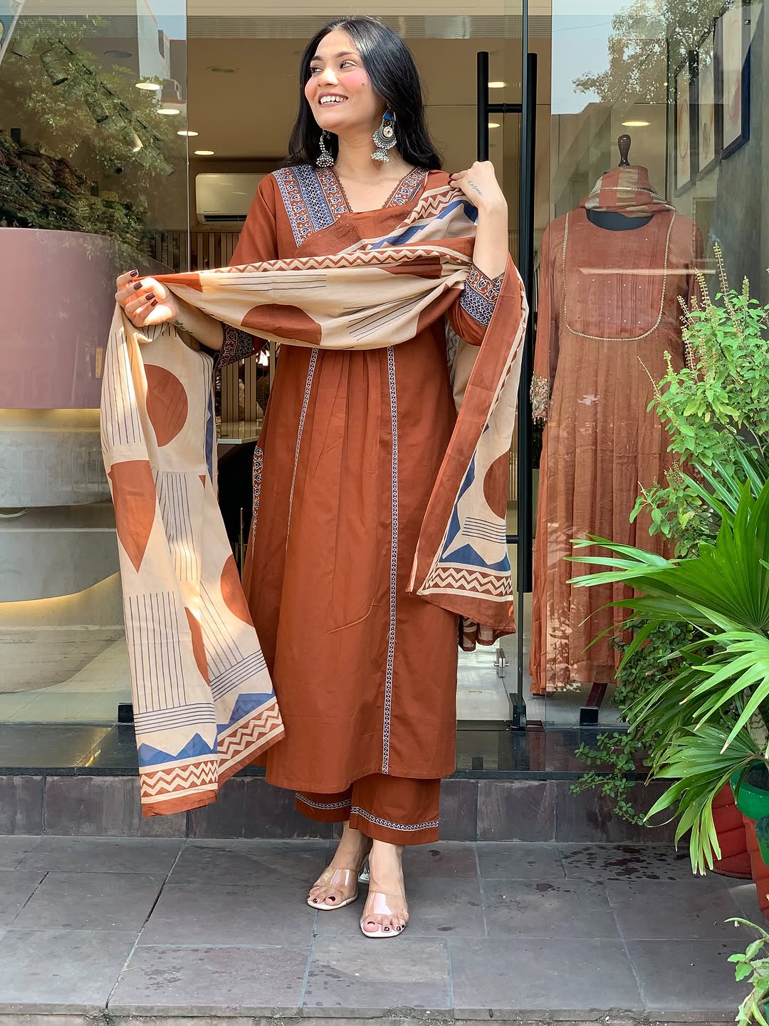 Look straight out of a dreamy movie set as  you turn around and walk in this elegant flaired suit ! The perfect of traditional wear (SWSK35)